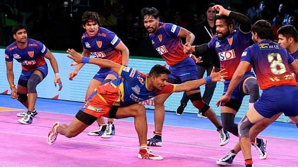 Prashant Kumar Rai attempting a raid. Picture Courtesy: ProKabaddi.Com