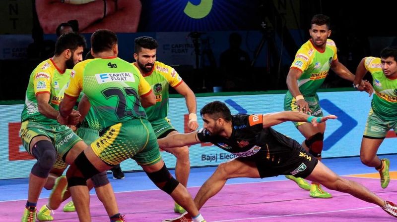 Rahul Chaudhari attempting a raid. [Picture Courtesy: ProKabaddi.com]