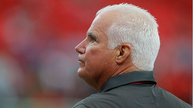 Buccaneers fire defensive coordinator Mike Smith after loss to Falcons