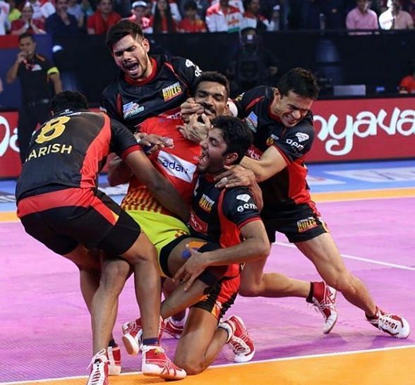 Rohit Kumar (top) in action for the Bengaluru Bulls last season