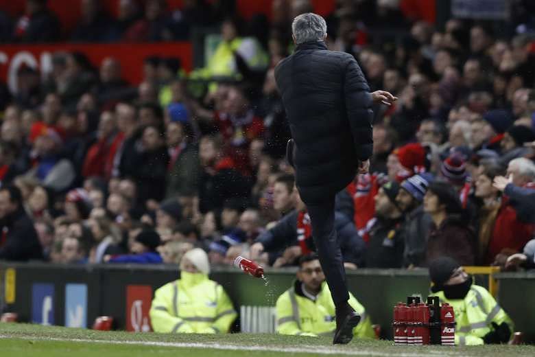 Mourinho kicks a water bottle, frustrated by the referee&#039;s decisions. (PHOTO: REUTERS)