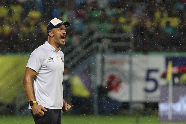 David James shouting instructions from the touchline [Image: ISL]