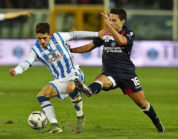 Lucas Torreira in action for Pescara Calcio against Vicenza Calcio in the Italian Serie B