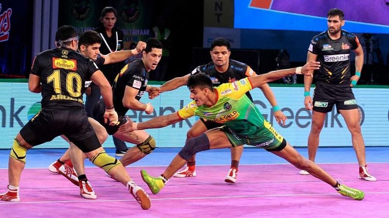 Manjeet with his best foot forward at the raid. [Picture Courtesy: ProKabaddi.com]