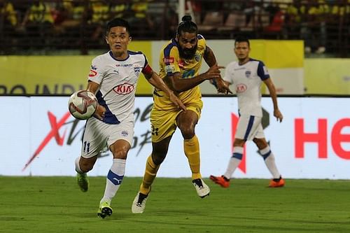 Sunil Chhetri and Sandesh Jhingan vie for the ball [Image: ISL]