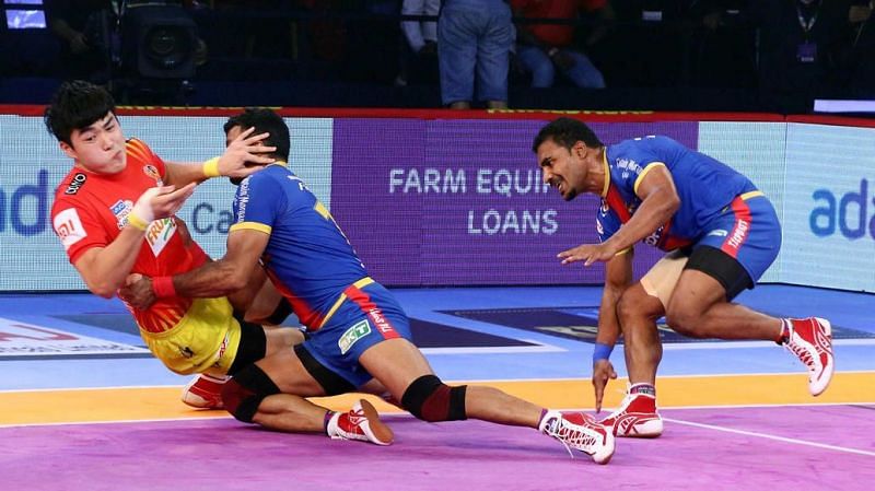 Dong Geon Lee in a raid. [Picture Courtesy: ProKabaddi.com]