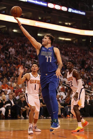 #77, Luka Doncic laying the ball against Phoenix Suns