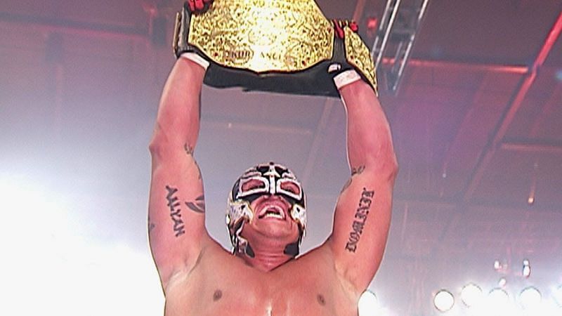 Rey Mysterio holds the World Championship aloft at Wrestlemania 22