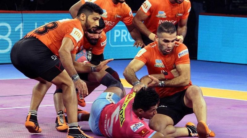 Fazel Atrachali while taking down a Pink Panther raider. [Picture Courtesy: ProKabaddi.com]