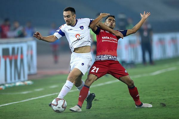 This should have been a foul in favour of Jamshedpur FC [Image: ISL]