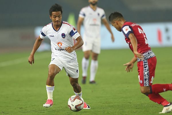 Lallianzuala Chhangte beats Bikash Jairu off the dribble [Image: ISL]