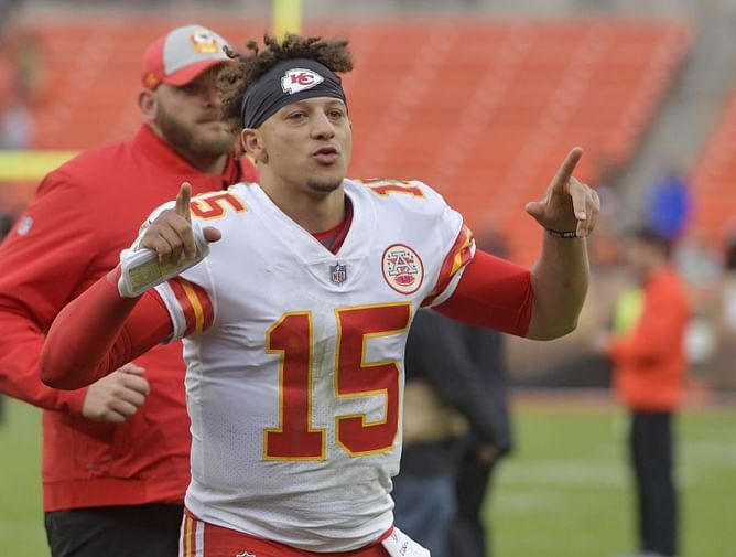 Magic Mahomes: KC quarterback throws 3 TDs, Chiefs go to 8-1