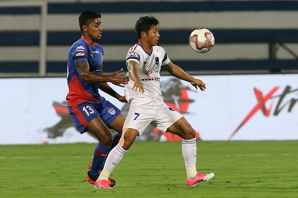 Rino Anto of Bengaluru FC found it difficult to deal with the pace of Lallianzuala Chhangte (right) of Delhi Dynamos (Image Courtesy: ISL)