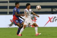 Rino Anto of Bengaluru FC found it difficult to deal with the pace of Lallianzuala Chhangte (right) of Delhi Dynamos (Image Courtesy: ISL)