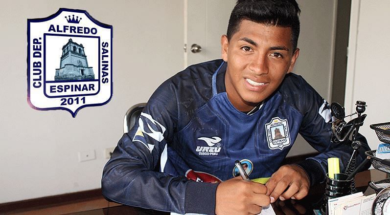 Pinedo signing contract with Alfredo Salinas at the beginning of 2018.