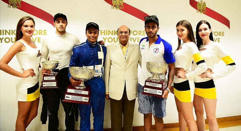 Dr. Raghupati Singhania (C), Chairman &amp; Managing Director JK Tyre Industries along the championship winners of the EURO 18 category