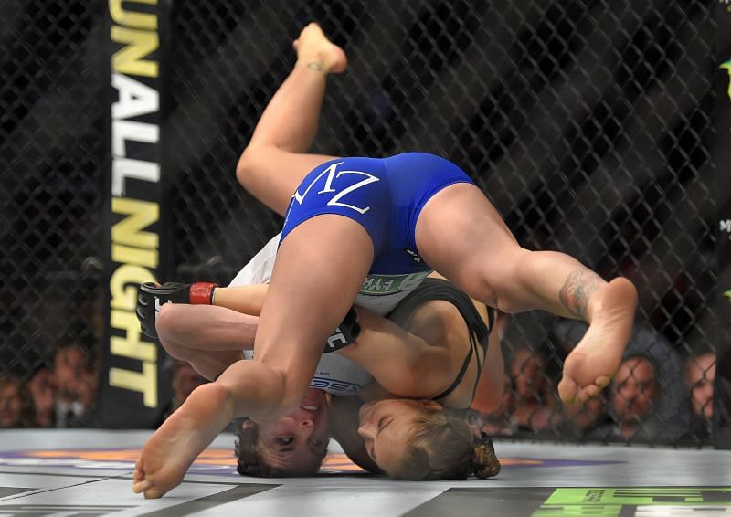 Ronda Rousey ties Cat Zingano up for the match winning submission