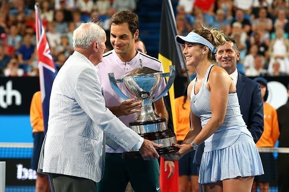 Neale Fraser presenting the 2018 Hopman Cup to Roger Federer and Belinda Bencic