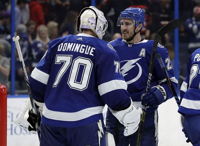 Johnson powers Lightning past Blackhawks 4-2