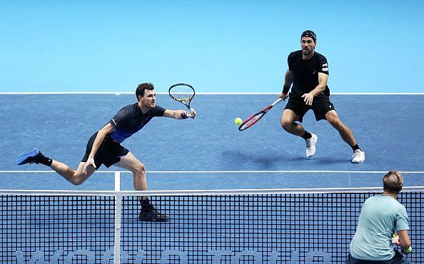 Jamie Murray and Bruno Soares in action against Kontinen and Peers