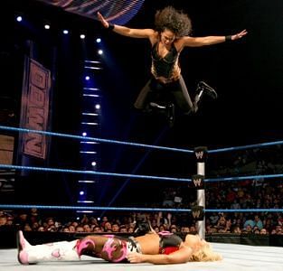 Tamina just cannot pull that move off