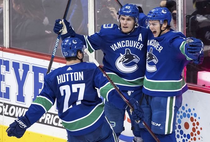 Virtanen scores twice as Canucks beat Blackhawks 4-2