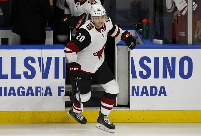 Strome, Perlini join Blackhawks after trade with Coyotes