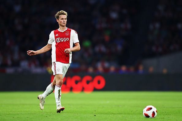 de Jong is considered as one of the best young midfielders.