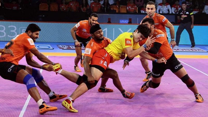 Rohit Baliyan and Dong Geon Lee in action. [Picture Courtesy: ProKabaddi.com]