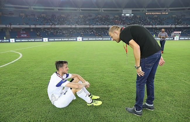 Rene Mihelic in discussion with Delhi Dynamos coach Josep Gombau [Image: ISL]