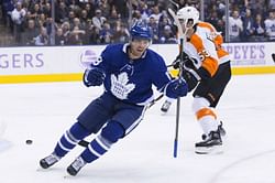 Johnsson has 1st-period hat trick, Maple Leafs rout Flyers