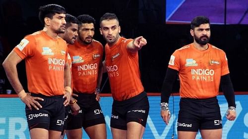 U Mumba, the team. Fazel Atrachali, Captain of U Mumba in strategy planning. [Picture Courtesy: ProKabaddi.com]