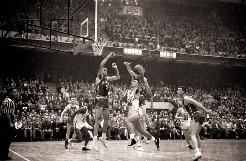 Bob Pettit scores 50 points to interrupt the Celtics dynasty