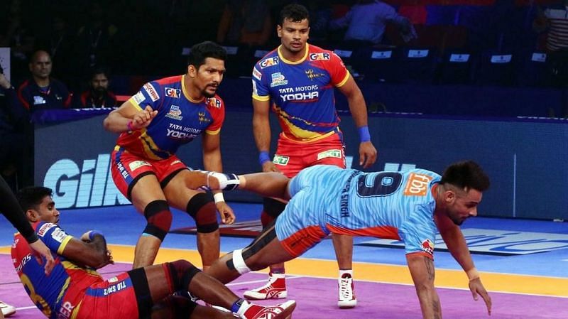 Both Rishank Devadiga and Maninder in action. [Picture Courtesy: ProKabaddi.com]