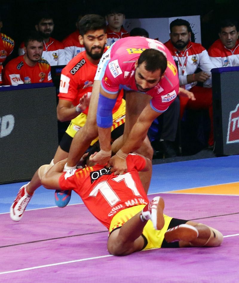 Sunil Kumar tackles Anup Kumar during the match between Gujarat Fortune Giants and Jaipur Pink Panthers
