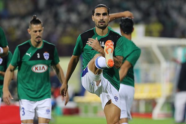 Dimas Delgado warms up before the match [Image: ISL]