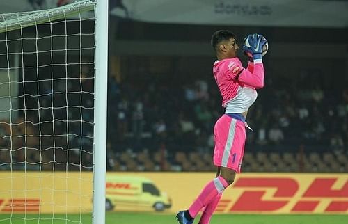 Gurpreet Singh Sandhu had to make a couple of saves to keep Bengaluru FC in the game against Delhi Dynamos (Image Courtesy: ISL)