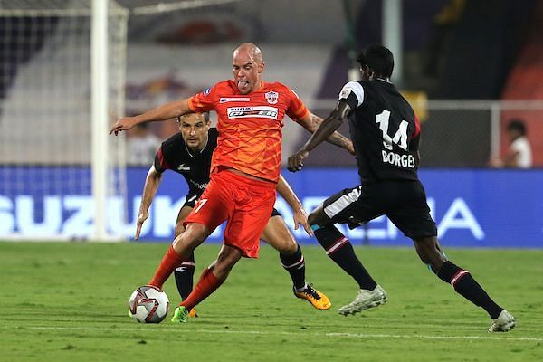 Ian Hume of FC Pune City tries to get past the defence of Northeast United FC (Picture credits: ISL)