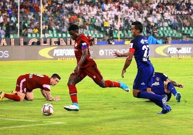 It was Ogbeche who came out on top in this battle (Image Courtesy: ISL)