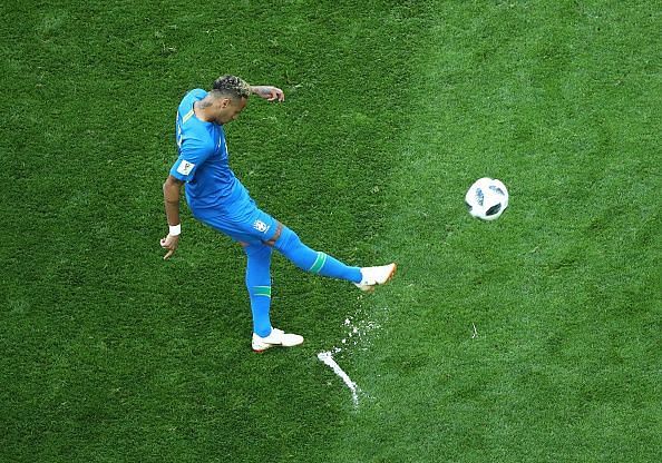 5 players with unusual free-kick stances in Football