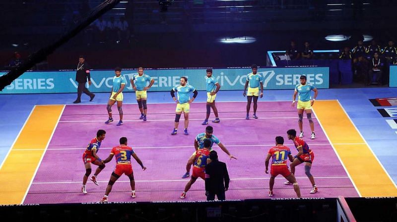 Both the teams in action. [Picture Courtesy: ProKabaddi.com]