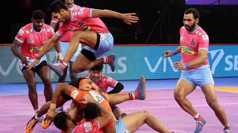 Anup Kumar, Captain Jaipur Pink Panther in action with his team. [Picture Courtesy: ProKabaddi.com]
