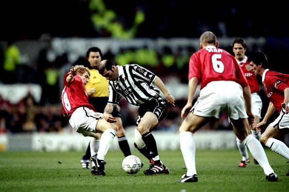 Man United vs Juventus midfield battle.