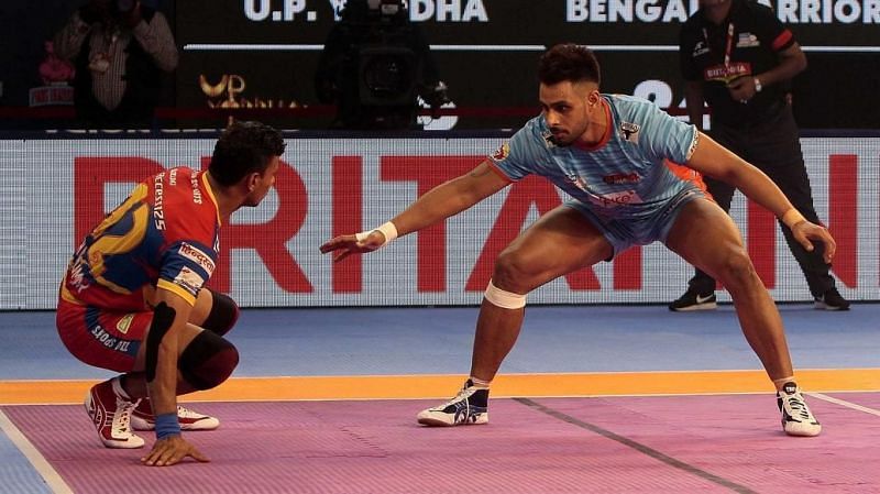 Maninder during his raid. [Picture Courtesy: ProKabaddi.com]