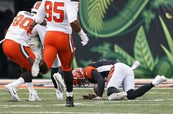 Dalton hurts thumb as Bengals' spiral continues