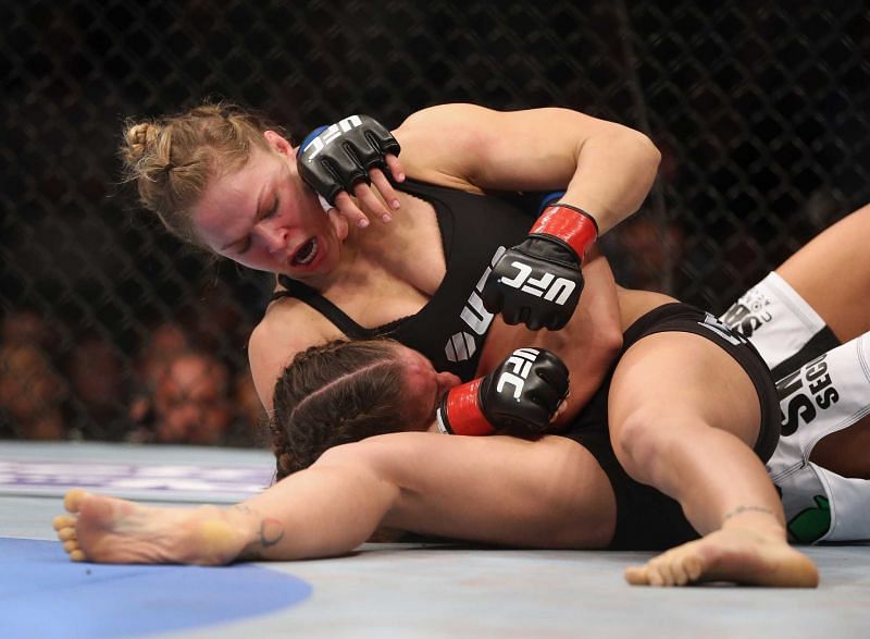 Ronda Rousey submits Liz Carmouche to successfully defend the Bantamweight Championship