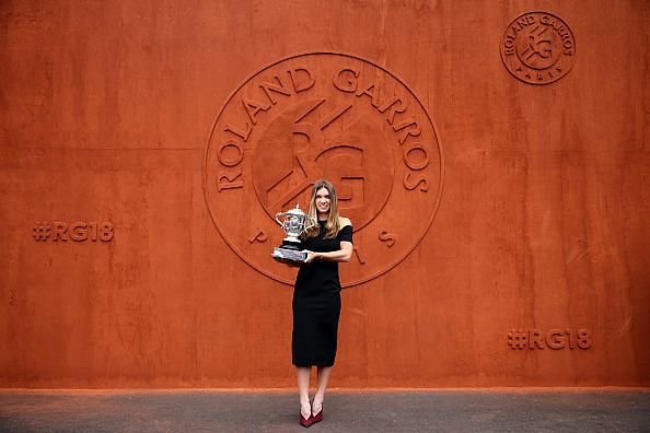 Simona Halep poses with the 2018 Suzanne Lenglen trophy