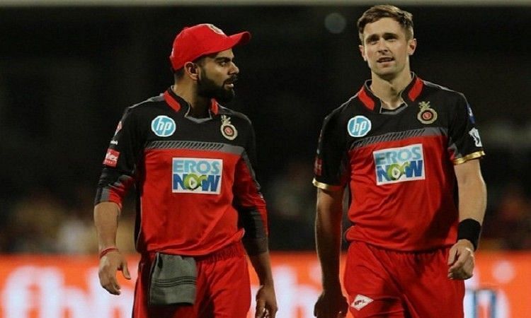 Chris Woakes (R) had a sub-par outing with the RCB in IPL 2018.