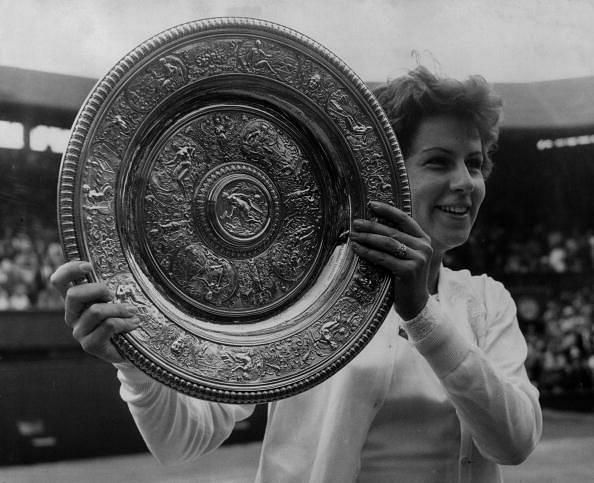 Maria Esther Bueno with the 1959 Wimbledon trophy