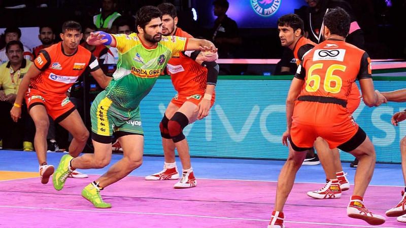 Pardeep Narwal trying to take a raid point. [Picture Courtesy: ProKabaddi.com]